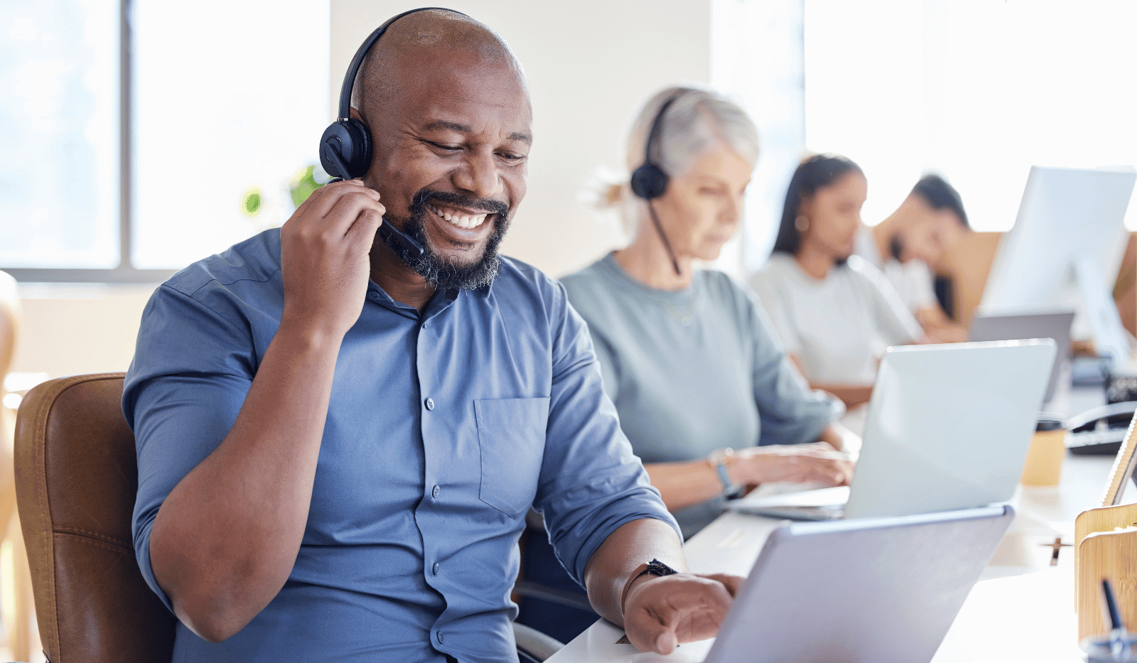 Sales Outreach 101: Choosing Between Cold Calls vs Cold Emails